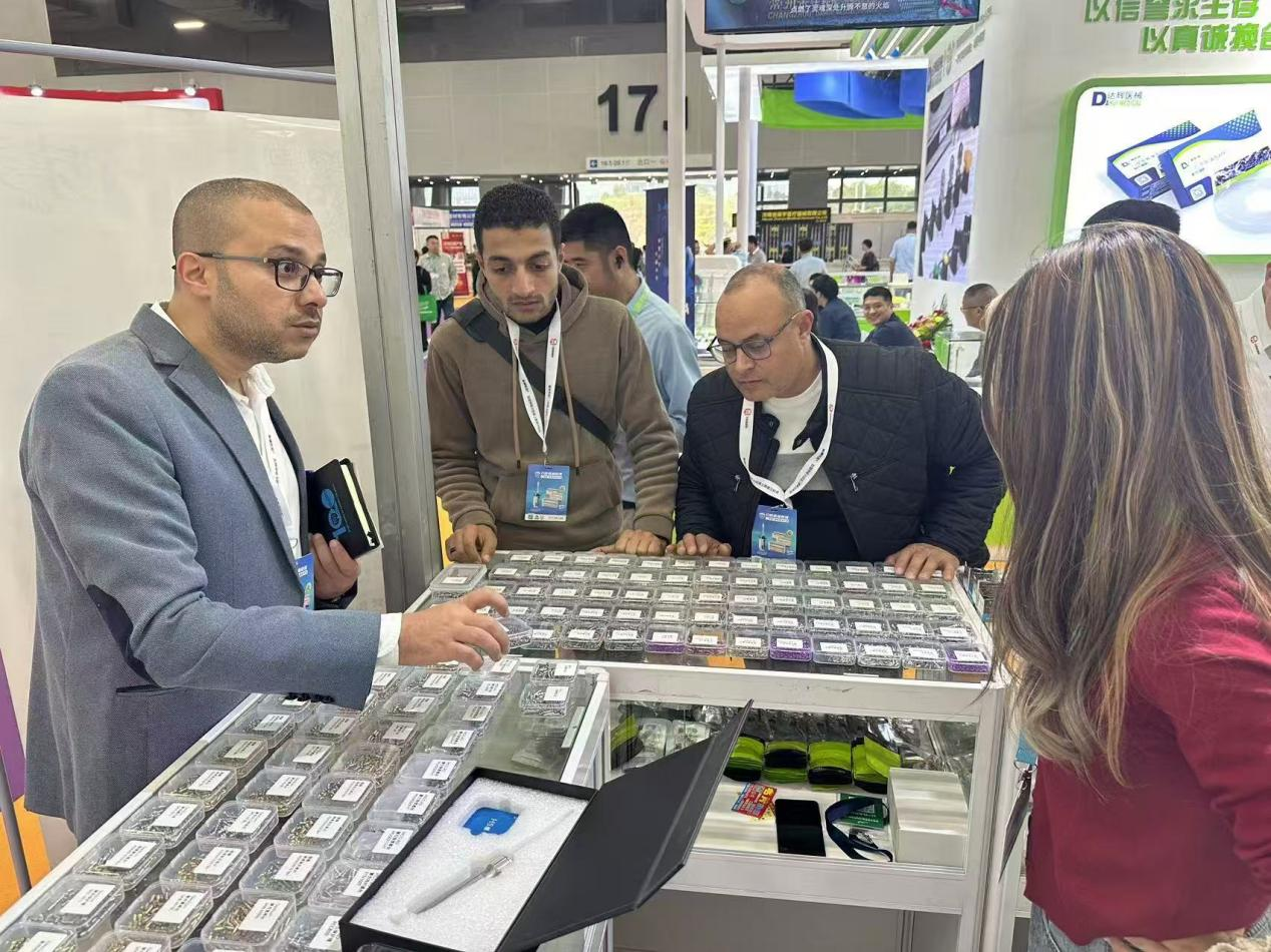 Yamei Medical brilla all'International Dental Exhibition, guidando la tendenza degli accessori innovativi per impianti